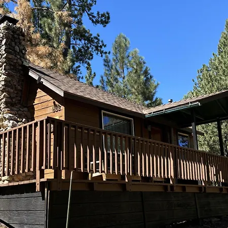 Snow Bunny Lodge - Perfect Big Bear Getaway! Deck With A New Hot Tub And Charcoal Barbecue!-3