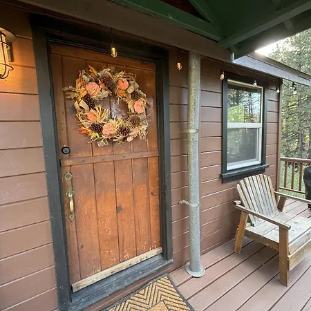 Snow Bunny Lodge - Perfect Big Bear Getaway! Deck With A New Hot Tub And Charcoal Barbecue!-2